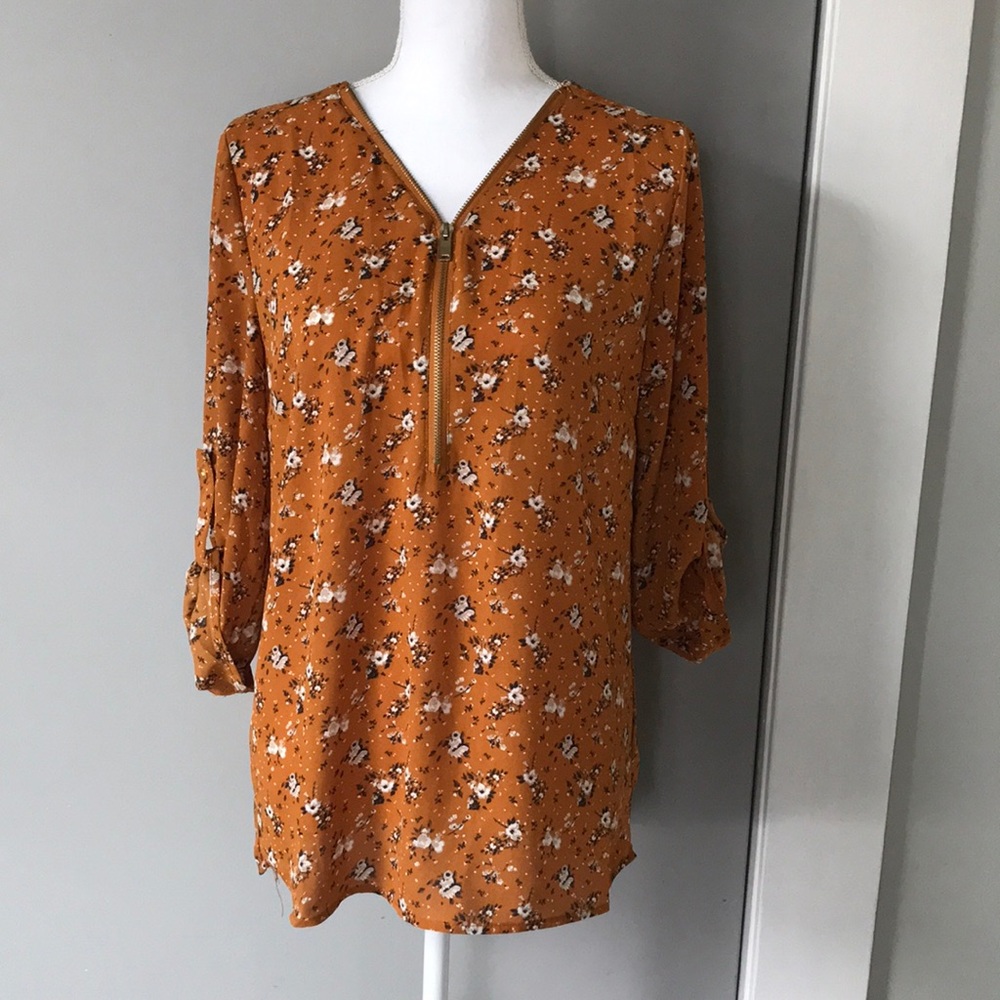 Flowered Blouse with Zipper Detail!